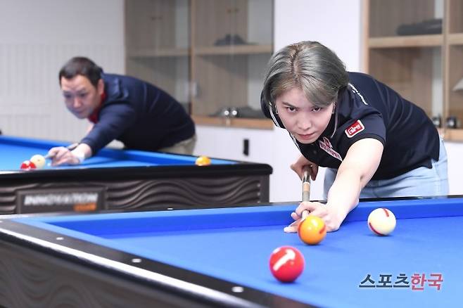 부부 당구선수 신기웅, 오수정이 스포츠한국과 인터뷰에서 포즈를 취하고 있다. ⓒ이혜영 기자 lhy@hankooki.com