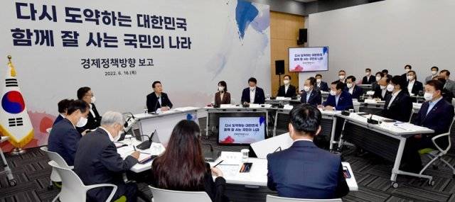 16일 경기도 성남시 수정구 판교제2테크노밸리 기업성장센터에서 열린 새정부 경제정책방향 발표 행사. 윤석열 대통령이 여는 발언을 하고 있다. 2022.6.16 대통령실사진기자단