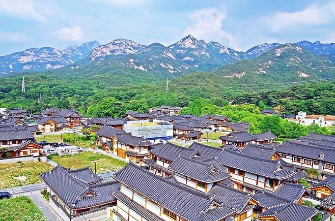 은평한옥마을과 북한산.