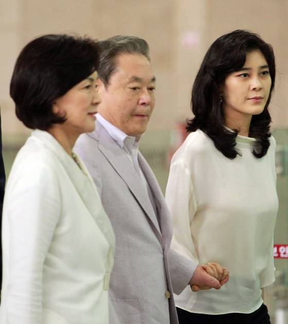 고 이건희 회장, 홍라희 여사, 이부진 신라호텔 대표가 2012년 런던으로 출국하기 전 모습. 연합뉴스