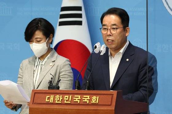 전반기 국회 과학기술정보방송통신위원회 국민의힘 간사인 박성중 의원과 황보승희 의원이 16일 국회 소통관에서 기자회견을 열고 한상혁 방송통신위원장의 농지법 위반 의혹 관련 사퇴를 촉구하고 있다. (공동취재)뉴스1