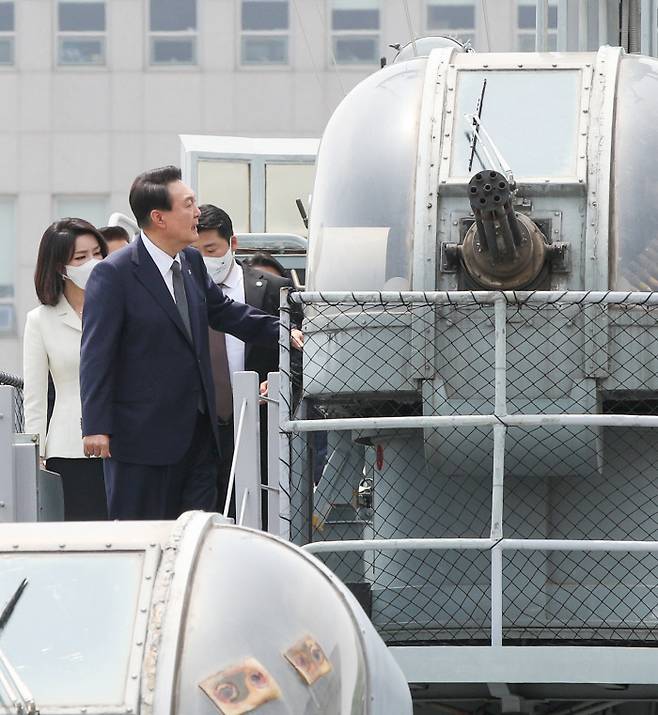 유공자·보훈가족 초청 오찬 전 ‘참수리호’ 전시물 보는 윤 대통령 부부 윤석열 대통령과 김건희 여사가 17일 서울 전쟁기념관에서 열린 ‘국가유공자 및 보훈가족 초청 오찬’ 참석에 앞서 ‘참수리-357호정 안보전시관’을 둘러보고 있다. 대통령실사진기자단