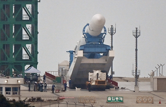 The Korea Space Launch Vehicle (KSLV-II), or Nuri, is transported from the launch pad Wednesday at the Naro Space Center in Goheung County in South Jeolla, as the scheduled launch was delayed due to a technical glitch. [JOINT PRESS CORP]