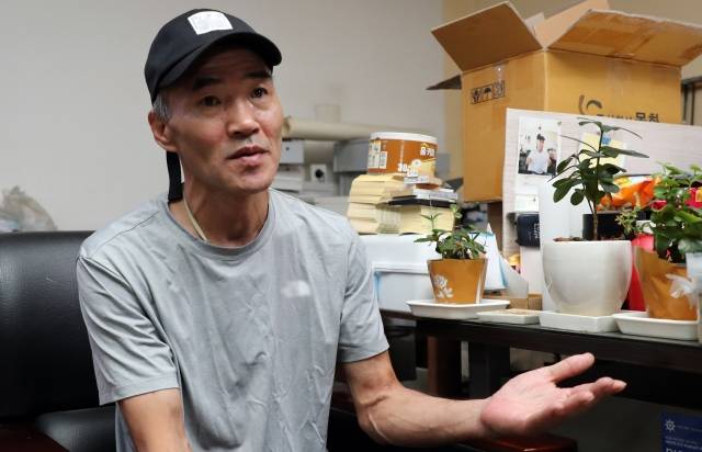 2년 전 북한군의 총격을 받고 숨진 해양수산부 공무원 이대준씨의 형 이래진 씨가 16일 오후 경기 안산시 자신의 사무실에서 해경 발표를 지켜본 뒤 취재진의 질문에 답하고 있다. 연합뉴스