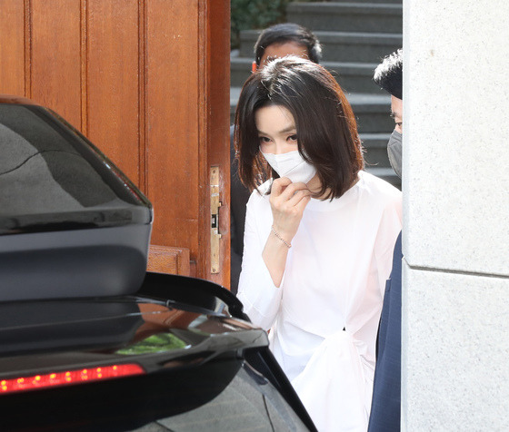 김건희 여사가 16일 서울 서대문구 연희동 고 전두환 전 대통령 자택을 찾아 부인 이순자 여사를 예방한 뒤 밖으로 나오고 있다. (공동취재) /사진=뉴스1