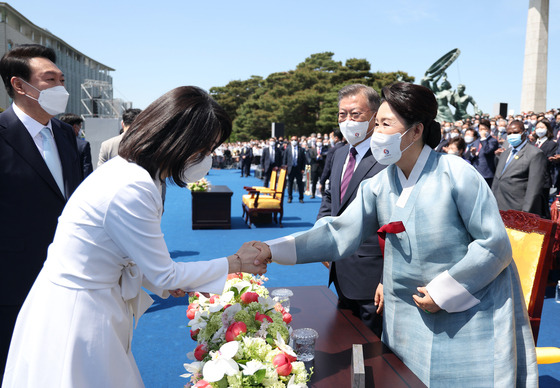 윤석열 대통령 부인 김건희 여사가 10일 서울 여의도 국회 앞마당에서 열린 제20대 대통령 취임식에서 문재인 전 대통령 부인 김정숙 여사와 악수하고 있다. (대통령실 제공) /사진=뉴스1