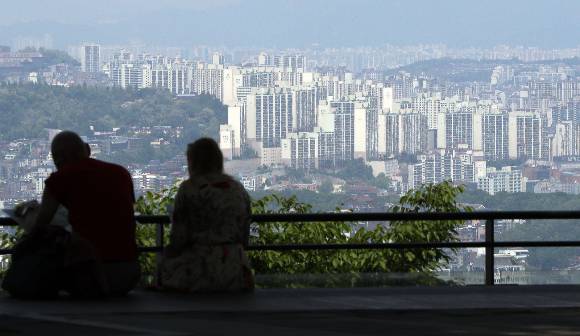 정부가 올 3분기부터 생애 처음으로 집을 사는 무주택자들의 LTV(주택담보대출비율) 상한을 80%로 확대한다. 다만 금리 인상기에 원리금 상환 부담이 늘어날 것으로 예상되는 만큼 LTV 우대혜택을 보고 집을 사는 대출자들이 급증할 가능성은 낮다는 게 금융권의 대체적인 시각이다. 사진은 이날 서울 남산에서 바라본 아파트단지./사진=뉴스1