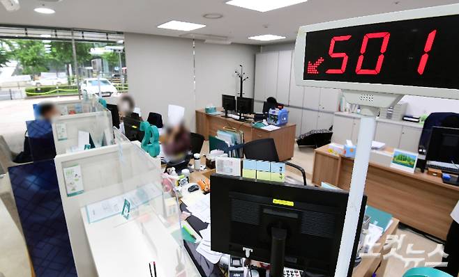 변동형 주택담보대출 금리에 기준이 되는 코픽스(COFIX, 자금조달비용지수)가 상승하면서 시중은행의 변동형 주택담보대출(주담대)와 전세자금대출 금리가 오를 전망이다. 올 초 5% 초반대였던 변동금리 상단은 6개월 만에 5% 중반대를 넘어섰고, 이젠 6%를 향하고 있다. 이에 따라 주요 은행의 변동형 주택담보대출 금리는 16일부터 인상된다. 사진은 16일 서울시내 한 은행 대출창구 모습. 황진환 기자