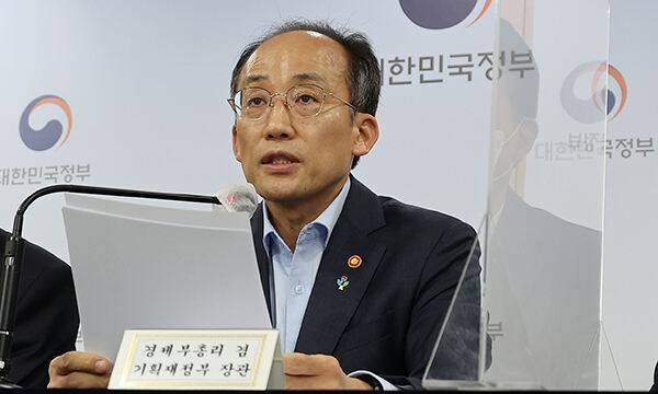 추경호 경제부총리 겸 기획재정부 장관이 16일 정부서울청사 브리핑실에서 새정부 경제정책방향을 발표하고 있다. 연합뉴스