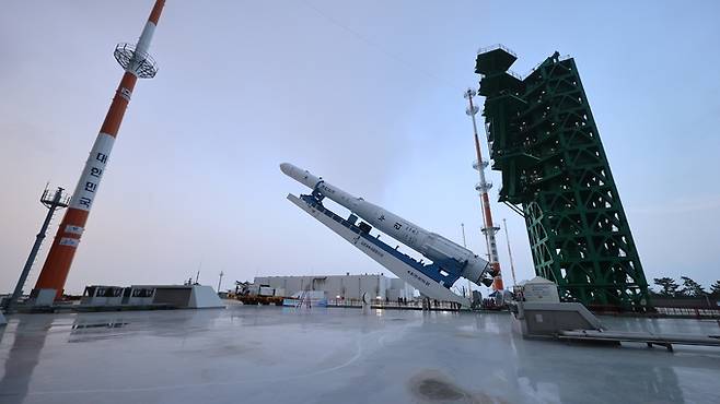 지난 15일 전남 고흥군 나로우주센터에서 한국형 발사체 누리호(KSLV-Ⅱ)가 다시 조립동으로 이송되기 위해 발사대에서 내려지고 있다.   한국항공우주연구원 제공.