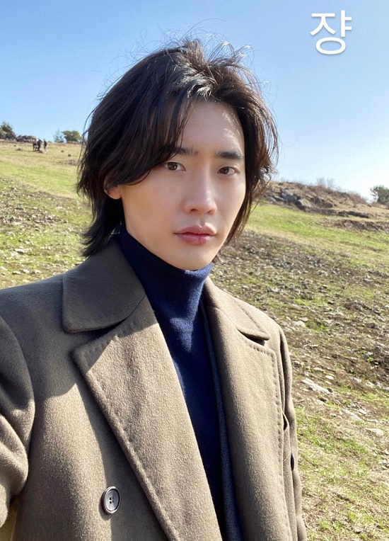 On Thursday, Lee Jong-suk released two photos on his Instagram story, which Lee Jong-suk released in the film The Witch: Part 2.The other one is the figure in the witch2.Lee Jong-suk caught the eye with a long hairstyle; Lee Jong-suk, transformed into a long-haired hair that covered his ears, emanated a neutral appeal.Wearing a blue neck-pole and a dark khaki long coat, Lee Jong-suk excited her emotions with a long glee.Lee Jong-suks figure blended with a vast meadow background to create a picturesque visual of a blithe range; Lee Jong-suks high nose and jawline inspired admiration.Fans have been hotly reacted to the glamorous photos of Lee Jong-suk.Meanwhile, witch2 starring Lee Jong-suk was released on June 15; the drama MBC Big Mouse, starring Yoona, is scheduled to air in July.Photo = Lee Jong-suk Instagram