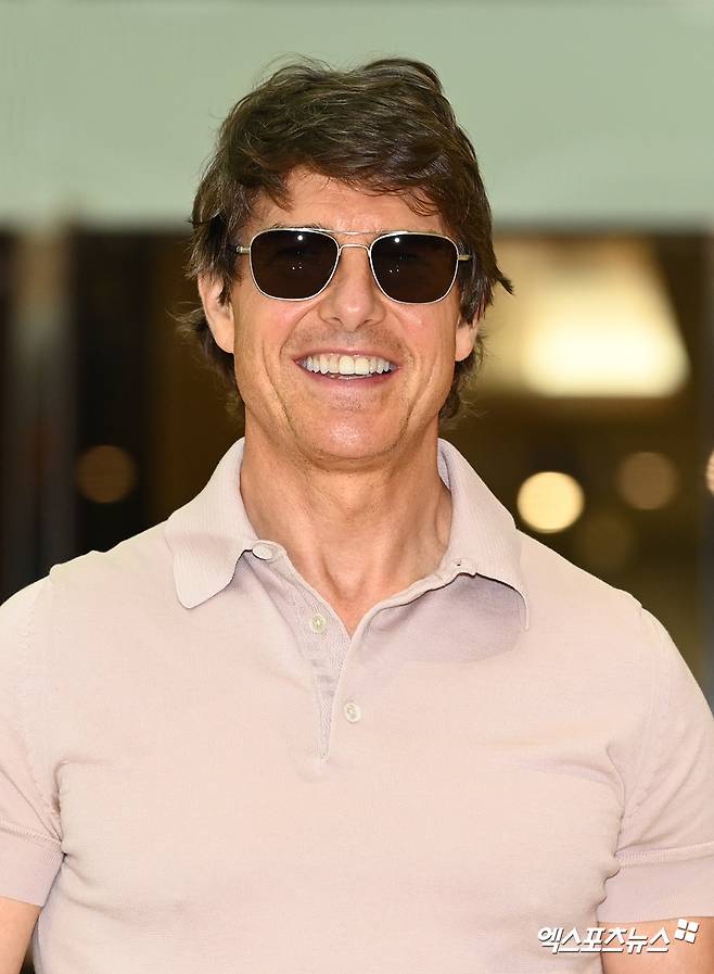 Gimpo Airport ), Hollywood actor Tom Cruise arrived through Gimpo International Airport on the afternoon of the 17th, a promotional car for the movie Top Gun: Maverick.Tom Cruise will meet with fans at the movie Top Gun: Maverick red carpet premiere held at the Lotte World Tower outdoor plaza in Seoul on the 19th.