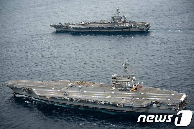 미 해군의 '로널드 레이건'(아래)과 '에이브러햄 링컨' 항공모함.(미 인태사령부 트위터 제공)© 뉴스1