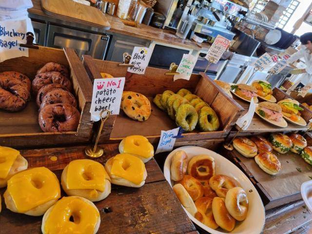 서울 종로구에 위치한 베이글 전문점 '런던 베이글 뮤지엄' 진열대. 시금치 베이글, 포테이토 치즈 베이글 등 여러 종류의 베이글과 샌드위치가 놓여 있다. 한국일보 자료사진