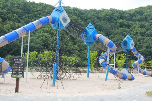 야영지 내의 어린이 놀이 시설. 박상은 기자