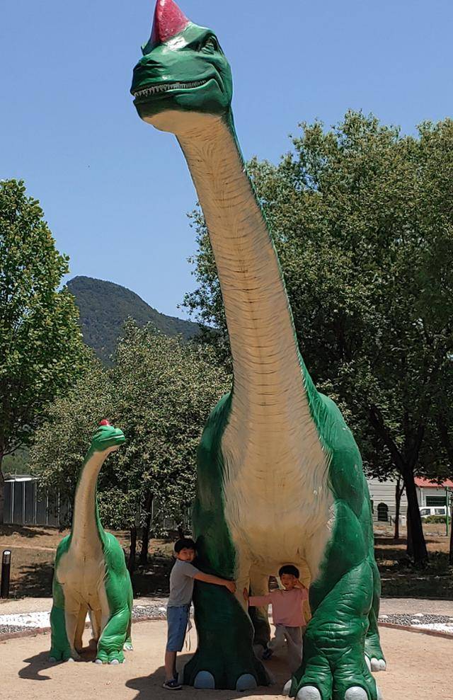 대규모 천연 잔디와 공룡 캐릭터 조형물로 사진 촬영지로 인기를 모으고 있는 산운생태 마을