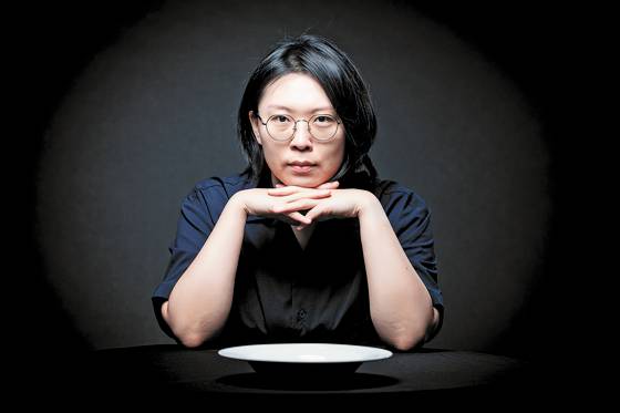 평범하고 가난한 20대 신입사원 ‘한밀알’의 고급 미식 세계 체험을 통해 이 시대 청춘의 욕망과 애환을 그린 웹툰작가 이자혜. 최영재 기자