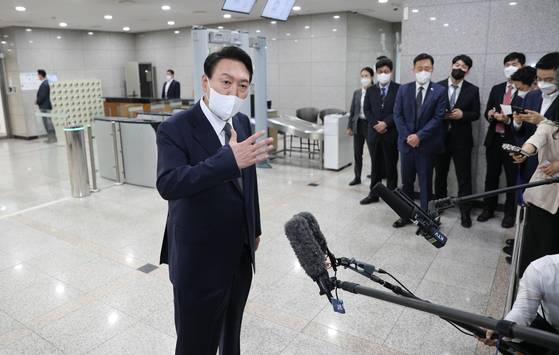 윤석열 대통령이 17일 오전 용산 대통령실로 출근하며 전현희 국민권익위원장과 한상혁 방송통신위원장의 거취 논란에 대한 취재진의 질문에 "임기가 있으니 자기가 알아서 판단할 문제가 아니겠나"라면서도 "(국무회의에서) 비공개 논의를 많이 하는데, 굳이 올 필요가 없는 사람까지 배석시켜서 국무회의를 할 필요가 없지 않나 싶다"고 말했다. 대통령실사진기자단