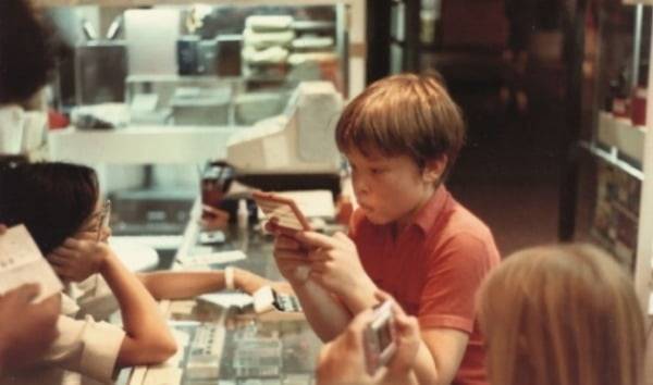 게임숍에서 게임을 즐기고 있는 일론 머스크의 어린 시절. 그는 열두 살에 '블래스터'라는 게임을 개발했다.  /사진=메이 머스크 인스타그램