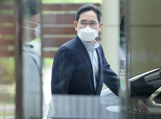 Samsung Vice Chairman Lee Jae-yong is seen arriving at Seoul Gimpo&nbsp;Business Aviation Center on Saturday morning.&nbsp;(Yonhap)