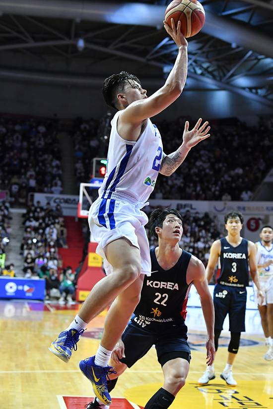 필리핀 에이스 드와이트 라모스(24)는 18일 안양 한국전에서 31점을 퍼부으며 ‘한국전 킬러’다운 면모를 과시했다. 최준용을 상대로 만든 인 유어 페이스는 하이라이트였다. 사진=대한민국농구협회 제공