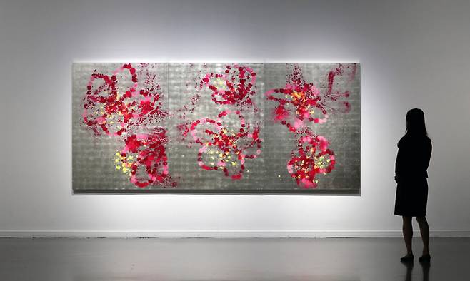 지난 15일 서울 중구 서울시립미술관에서 한 시민이 작품을 관람하고 있는 모습. 뉴시스