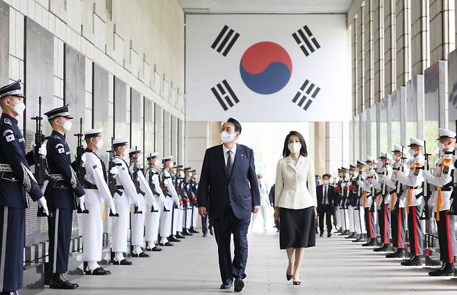 윤석열 대통령과 김건희 여사가 6월17일 서울 용산구 전쟁기념관에서 열린 국가유공자ㆍ보훈가족 초청 오찬에 앞서 전사자 명비 앞을 지나고 있다. ⓒ 연합뉴스