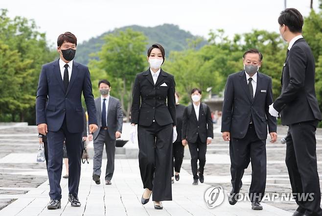 노무현 전 대통령 묘역 참배 나선 김건희 여사 (김해=연합뉴스) 서명곤 기자 = 윤석열 대통령 부인 김건희 여사가 13일 오후 경남 김해시 진영읍 봉하마을을 방문, 고(故) 노무현 전 대통령 묘역 참배에 나서고 있다. 2022.6.13 seephoto@yna.co.kr