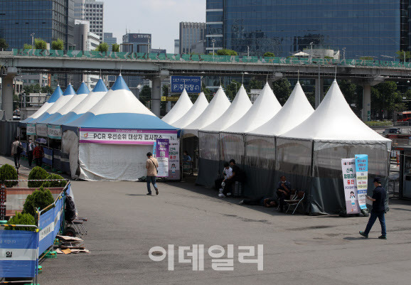 지난 13일 서울 중구 서울역광장 코로나19 임시선별검사소가 한산한 모습을 보이고 있다. (사진=김태형 기자)