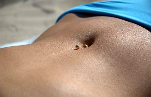 크롭탑을 입어 배꼽을 노출시키는 여성들도 많아졌다. [사진=게티이미지]