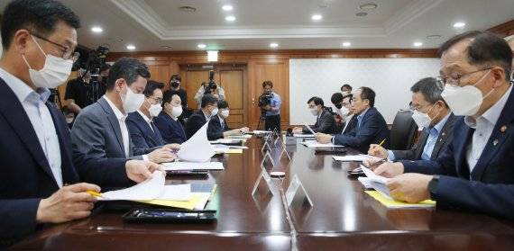 (서울=뉴스1) 박지혜 기자 = 추경호 부총리 겸 기획재정부 장관이 19일 오후 서울 종로구 정부서울청사에서 열린 비상경제장관회의에서 모두발언을 하고 있다. 이번 회의는 경제관련 부처들의 위기대응 체제 전환을 위해 부총리 주재 경제관계장관회의를 개편한 것이다. (공동취재) 2022.6.19/뉴스1 /사진=뉴스1화상