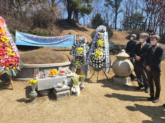 지난 4월 2일 오전 서울 중랑구 망우리공원에서 일제강점기 조선의 산림과 문화 보존을 위해 힘쓴 아사카와 다쿠미의 91주기 추모식이 열리고 있다. [연합뉴스]