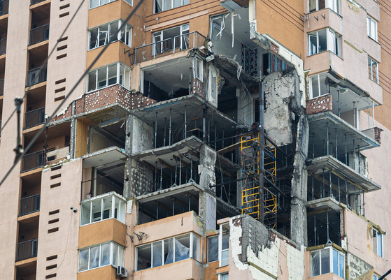 An apartment building in Kyiv, Ukraine, after it was hit by Russia [YONHAP]