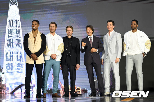On the afternoon of the 19th, Hollywood movie top gun maverick Red Carpet Event was held at Lotte World Tower outdoor plaza in Shincheon-dong, Seoul.Hollywood actors Greg Tarzan Davis, Glen John Powell, producers Jerry Brookheimer, Tom Cruise, Miles Teller and Jay Ellis (from left) take a commemorative photo after finishing the Red Carpet event.2022.06.18