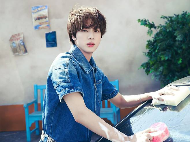 '쫜 당신은 그저 빛' 방탄소년단 진, 메이플 빵 딱 16개만..월클 슈스 편의점 탐방기