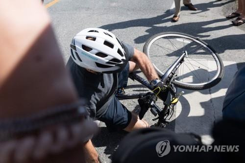 자전거에서 내리려다 넘어진 바이든 대통령 [레호보스 비치<델라웨어> AFP=연합뉴스] 조 바이든 미국 대통령이 18일(현지시간) 오전 자전거를 타던 중 주변 군중에게 다가서기 위해 자전거에서 내려려다 넘어졌다. 2022.6.18