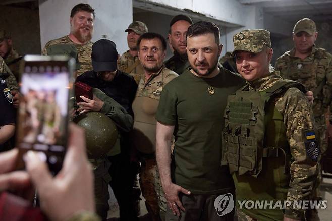 미콜라이우 찾아 병사들 만난 젤렌스키 [AFP 연합뉴스 자료사진. DB 및 재판매 금지]