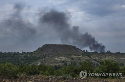 18일 우크라이나 리시찬스크의 광산폐기물 더미 근처에서 포격에 연기가 솟고 있다. [EPA 연합뉴스 자료사진. 재판매 및 DB 금지]