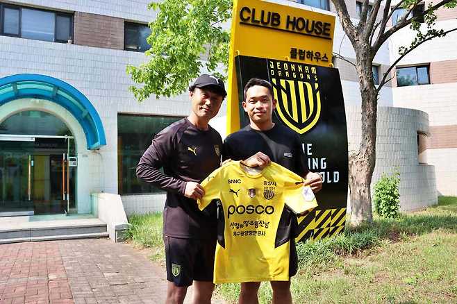 전남 드래곤즈에 입단한 추상훈(오른쪽)과 이장관 감독, (전남 드래곤즈 제공) © 뉴스1