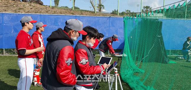 SSG 김원형 감독(왼쪽)이 트래킹 데이터로 측정한 투수 구위를 확인하고 있다. 서귀포 | 장강훈기자 zzang@sportsseoul.com