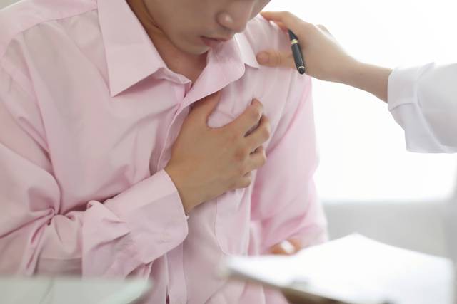흉통의 원인은 다양하며 지속 시간이 1~3분이거나 왼쪽 어깨로 점점 퍼지는 느낌이 든다면 하루빨리 전문의의 진단을 받아봐야 한다./사진=클립아트코리아