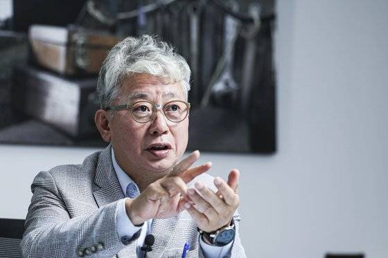 조응천 더불어민주당 의원은 "오만·무능·내로남불 같은 민주당의 병증은 이미 4·7 재·보궐선거 때부터 외과 치료가 필요한 상태였다"며 "그때 개복 수술을 하지 않고 1년 이상 덮어둔 걸 지금 하려니 훨씬 증상이 심해진 것"이라고 진단했다. 김경록 기자