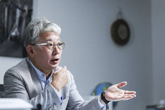 조응천 더불어민주당 의원에게 8월 말 전당대회에 출마하지 않는 이유를 재차 묻자, 그는 지난해 더불어민주당 5·2 전당대회 당시 상황을 꺼내들었다. 그는 "지난해 4·7 재·보선 패배 이후 최고위원을 중앙위에서 뽑겠다고 비대위에서 발표했는데, 김용민·홍영표 의원이 '그러면 안 된다'고 반대하더니 결국 룰을 바꾸니 자신이 출마했다"며 "전당대회 룰을 바꾼 사람이 출마하는 건 안될 얘기"라고 말했다. 김경록 기자