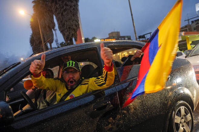 보고타의 한 시민이 자동차 안에서 콜롬비아 첫 좌파 대통령이 될 페트로의 당선에 환호하고 있다./EPA연합뉴스