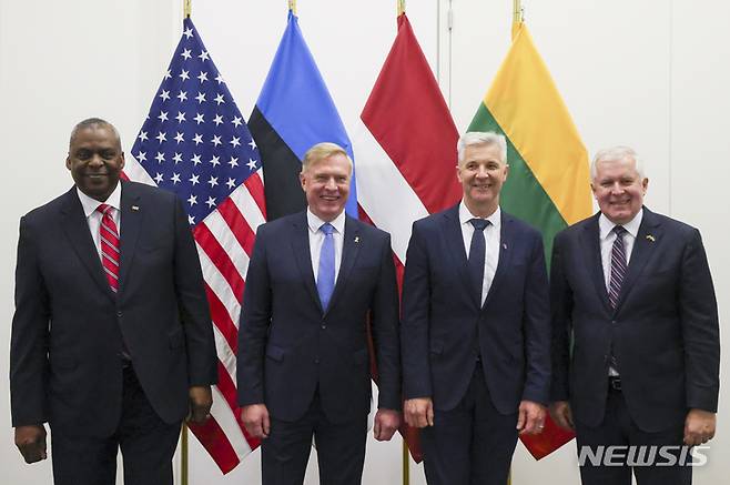 [AP/뉴시스] 17일 미국의 로이드 오스틴 국방장관(왼쪽)이 나토 국방장관 모임 중 에스토니아, 라트비아 및 리투아니아 국방장관 일행과 기념촬영을 하고 있다