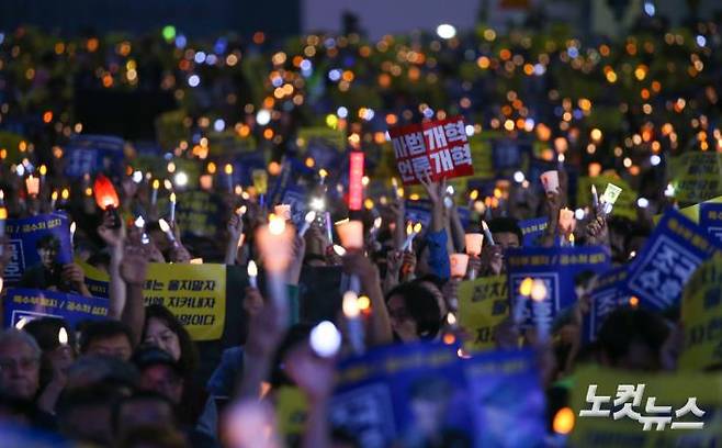 지난 2019년 9월 서울 서초동 대검찰청 앞에서 열린 '검찰 개혁 사법적폐청산 촉구 촛불 문화제'에서 '언론 개혁'이 함께 적힌 피켓을 들고 시민들이 구호를 외치고 있다. 박종민 기자