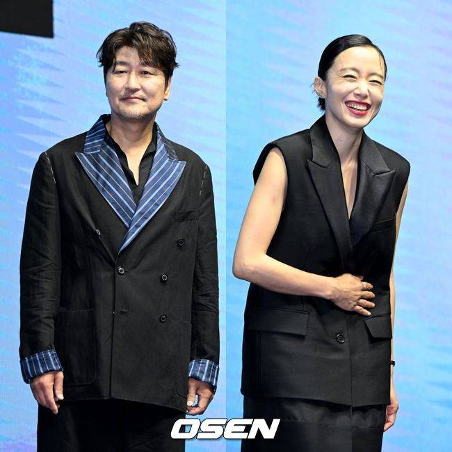 [OSEN=지형준 기자] 20일 오전 서울 소공동 웨스틴조선 호텔에서 영화 '비상선언' 제작보고회가 열렸다.  '비상선언'은 사상 초유의 항공테러로 무조건적 착륙을 선포한 비행기를 두고 벌어지는 리얼리티 항공재난 영화다.  75회 칸 국제영화제(2022) 남우주연상에 빛나는 송강호, 글로벌 스타 이병헌, 60회 칸 국제영화제(2007)&nbsp;여우주연상의 전도연, 한류스타 김남길과 임시완, 믿고 보는 연기력의 김소진과 박해준까지 전세계 관객들이 주목한 국내 배우들의 컷 하나 하나가 영화에 대한 기대감을 한층 끌어올리고 있다.  송강호와 전도연이 포토타임을 하고 있다. 2022.06.20 /jpnews@osen.co.kr