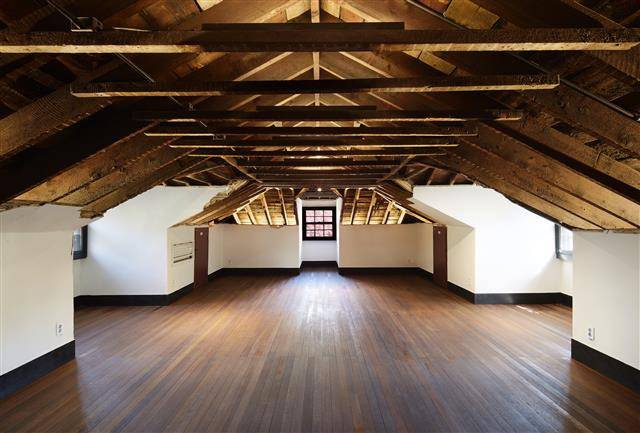 1922년 지어진 연세대 신촌캠퍼스 핀슨관을 복원하고 리모델링한 윤동주기념관은 석면 제거 작업을 통해 3층 다락의 목재 트러스 천장 구조를 고스란히 살렸다.&nbsp;김용관 작가 제공