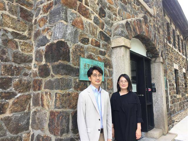 20여년간 기숙사로 쓰이다가 1945년부터 법인사무처 등으로 활용돼 온 핀슨관을 윤동주기념관으로 새롭게 탄생시킨 연세대 건축과 염상훈(왼쪽) 교수와 성주은 교수. 뒤로 기념관 명패가 보인다.함혜리 제공
