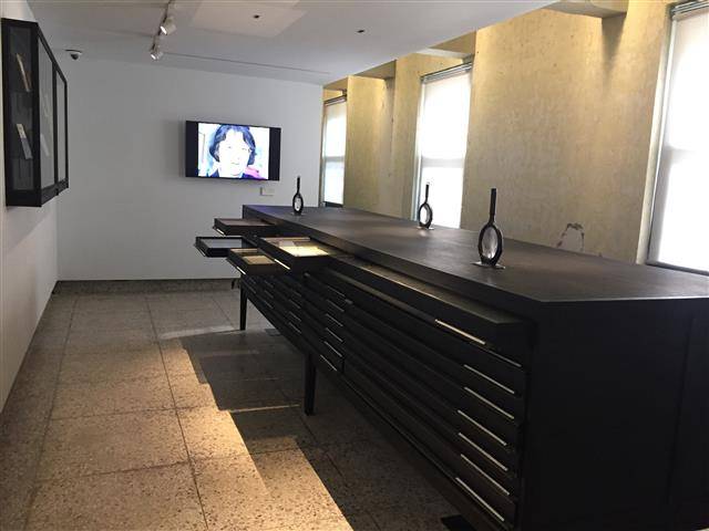 1층에서는 윤동주와 관련한 자료들을 서랍장에서 꺼내 볼 수 있다.함혜리 제공